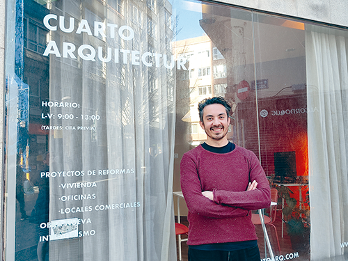 Rafael Cubillo Bravo arquitecto en su estudio de la calle Rep&uacute;blica Dominicana A Coru&ntilde;a.