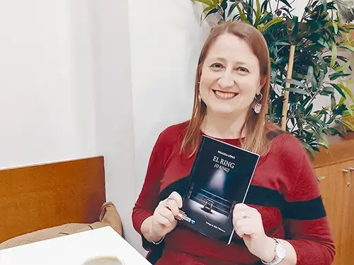 Retrato de la escritora y gestora judicial Yolanda L&oacute;pez durante su entrevista sobre el libro de poemas O Ring.