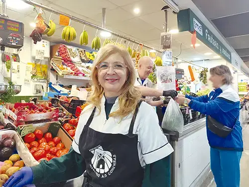 Susana y Rafa atendiendo en la Fruter&iacute;a Rafa del Mercado de As Conchi&ntilde;as, A Coru&ntilde;a.