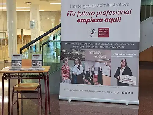 Foto rollup informativo en la Facultad de Derecho