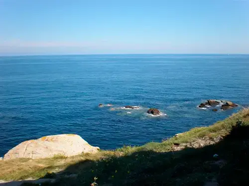 Rocas (&lsquo;penedos&rsquo; en gallego) en la costa de Lugo (Galicia). La palabra gallega &lsquo;pened0&rsquo; deriva del lat&iacute;n &lsquo;pinnetum&rsquo;. Fotograf&iacute;a de Ram&oacute;n Fern&aacute;ndez.