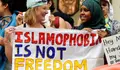 Varias mujeres sostienen una pancarta en la que se lee "La islamofobia no es libertad" durante una protesta bajo el lema "Lleva lo que quieras" en el exterior de la embajada francesa en Londres, Reino Unido, 25 de agosto de 2016, en contra de la prohibici&oacute;n de vestir "burkini" en algunas playas del pa&iacute;s galo. EFE