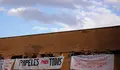 Un grup de persones amb pancartes es manifesten contra els CIE des de l'antiga pres&oacute; de Carabanchel | Wikimedia Commons
