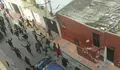 Decenas de personas de origen subsahariano corren por las calles de Ceuta tras lograr saltar la valla fronteriza | Imagen cedida por Karim Prim | ElDiario.es