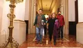 El alcalde, Xulio Ferreiro, con concejalas y concejales del equipo de Gobierno, en la llegada al Pleno municipal