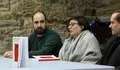 A autora, con Iago Varela, responsable comarcal do BNG, e Juventino Trigo, alcalde de Fene