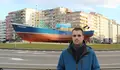 Na rotonda, fronte ao barco