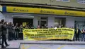 Protesta sindical ante una sede de Correos-min