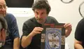 Pepe Gal&aacute;n mostra o cartel coa s&uacute;a proposta-min