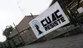A faixa que denuncia a situaci&oacute;n da emisora &aacute; portas de CUAC nun dos edificios da UDC. Foto @CUAC