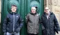 Pedro Fern&aacute;ndez, Ricardo Vales e Manolo Monge, este ma&ntilde;&aacute; diante da Casa Cornide