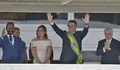 Bolsonaro saluda despu&eacute;s de recibir la faja presidencial (Imagen de Marcelo Camargo Ag&ecirc;ncia Brasil) port