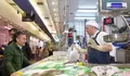 Xulio Ferreiro no mercado de Elvi&ntilde;a (1)