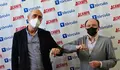 Jacobo Bermejo, de T&oacute;rculo, e Bermardo Seoane, de Acampa, trala firma do convenio de apoio ao V Encontro Internacional Acampa pola Paz port