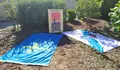 Fosa no cemiterio de Celanova, co cartaz da homenaxe, obra de Baldomero Moreiras (1)