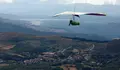 Pr&aacute;ctica do parapente sobre a paisaxe arraiana onde se proxectan pol&iacute;gonos e li&ntilde;as de alta tensi&oacute;n (imaxe 2 ALA DELTA GALICIA) port