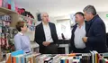 Francisco Conde en la librer&iacute;a Lino, de Lestedo