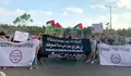 Las pancartas blancas dicen "Libertad para los presos de conciencia" y la negra "No mataremos ni nos matar&aacute;n al servicio de los colonos".