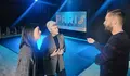Mercedes Queixas e Iria Taibo co respons&aacute;bel de Galgo Azul