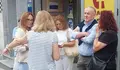 Miguel Lorenzo y Susana Catal&aacute;n con vecinos del Birloque