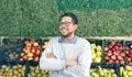 Luis Ernesto Araque en su fruter&iacute;a El Chico en A Coru&ntilde;a