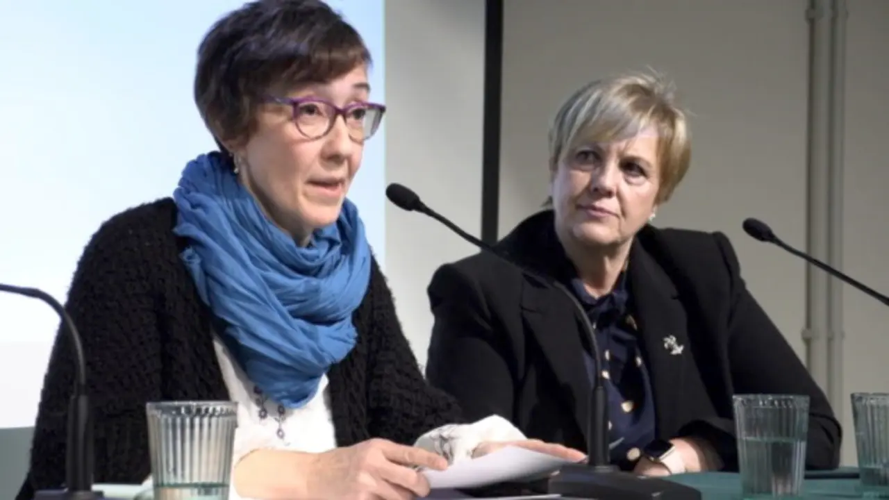Presentaci&oacute;n del libro 'La voz de las almas silenciadas' con su autora, Sara Tajuelo (i) y Carmen Mart&iacute;n (d) (Imagen de &Aacute;lvaro Or&uacute;s/Pressenza)
