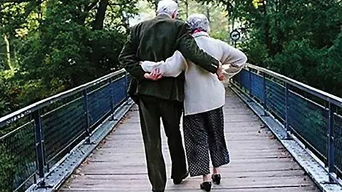 mayores paseando