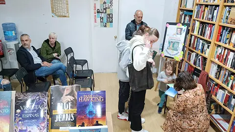 Sarai Pardo firmando libros en Librer&iacute;a Concordia