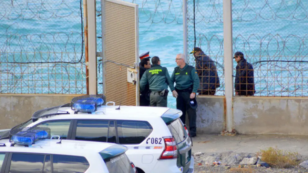 Agentes-espa&ntilde;oles-y-marroqu&iacute;es-en-la-valla-de-Benz&uacute;-ANTONIO-SEMPERE-720x507
