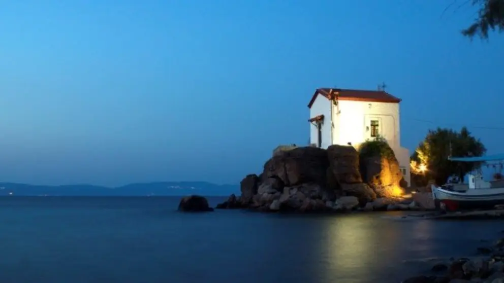 Costa da illa de Lesbos
&copy; Miguelanxo Lar / Mar&iacute;a R&uacute;a