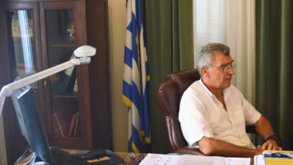 Spyros Galinos, alcalde de Lesbos, no seu despacho
&copy; Miguelanxo Lar / Mar&iacute;a R&uacute;a | Praza P&uacute;blica
