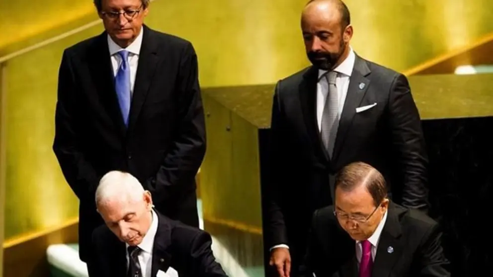El secretario general de Naciones Unidas, Ban ki-moon (d), y el director general de la Organizaci&oacute;n Internacional de Migraci&oacute;n (OIM).