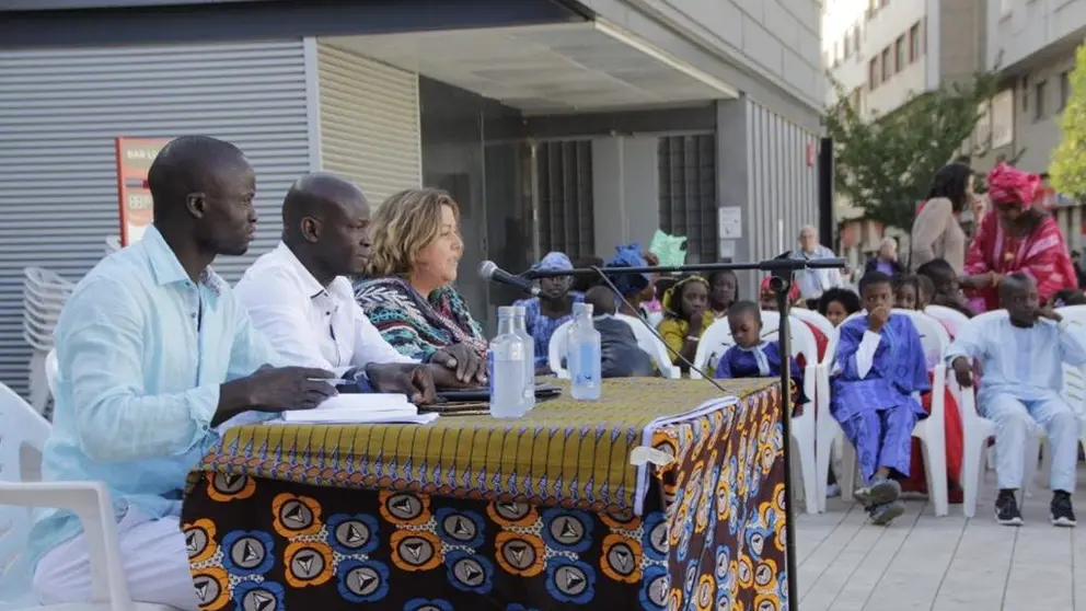 Roc&iacute;o Fraga con representantes de "&Aacute;frica Universal"