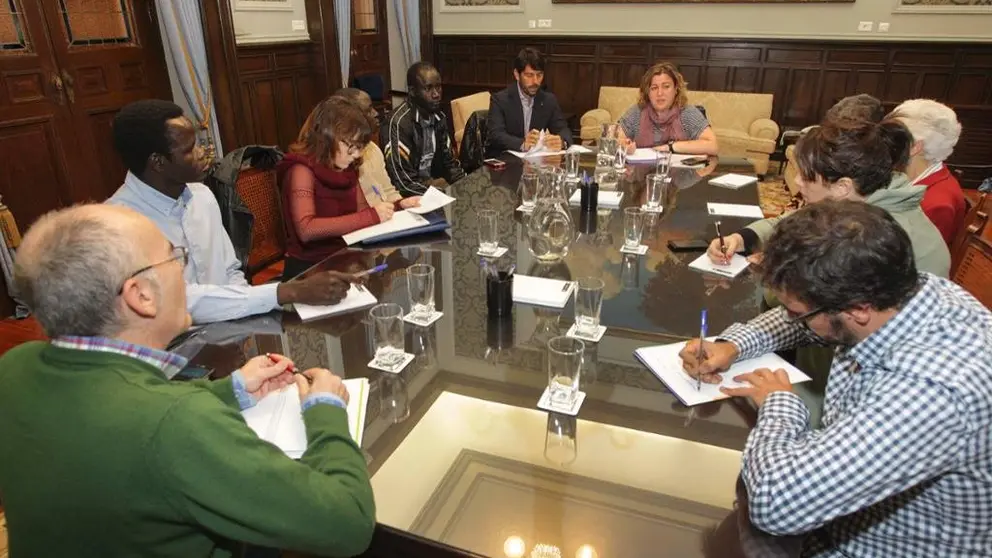 Reuni&oacute;n da concelleira de Igualdade, Roc&iacute;o Fraga, con membros do colectivo