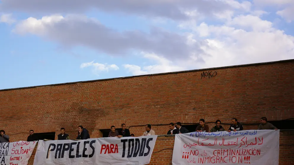 Un grup de persones amb pancartes es manifesten contra els CIE des de l'antiga pres&oacute; de Carabanchel | Wikimedia Commons