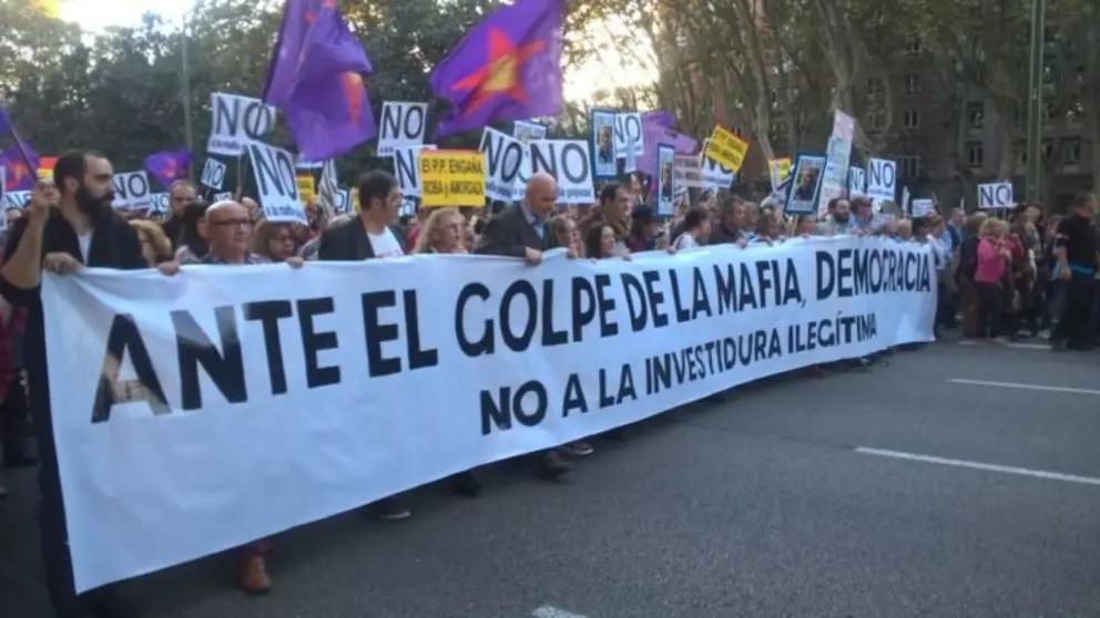 Manifestaci&oacute;n contra la investidura de Mariano Rajoy | Foto de Ver&oacute;nica Sim&oacute;n