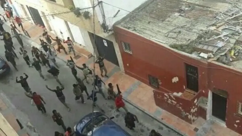 Decenas de personas de origen subsahariano corren por las calles de Ceuta tras lograr saltar la valla fronteriza | Imagen cedida por Karim Prim | ElDiario.es