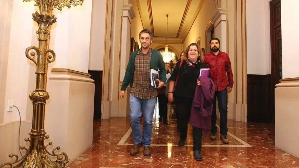 El alcalde, Xulio Ferreiro, con concejalas y concejales del equipo de Gobierno, en la llegada al Pleno municipal