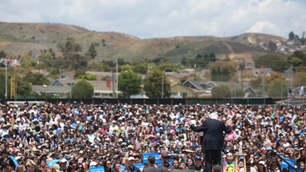 Sanders en un mitin en California