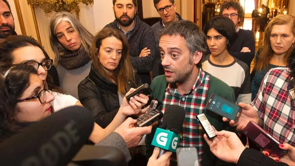 El alcalde de A Coru&ntilde;a, Xulio Ferreiro, atiende a los medios