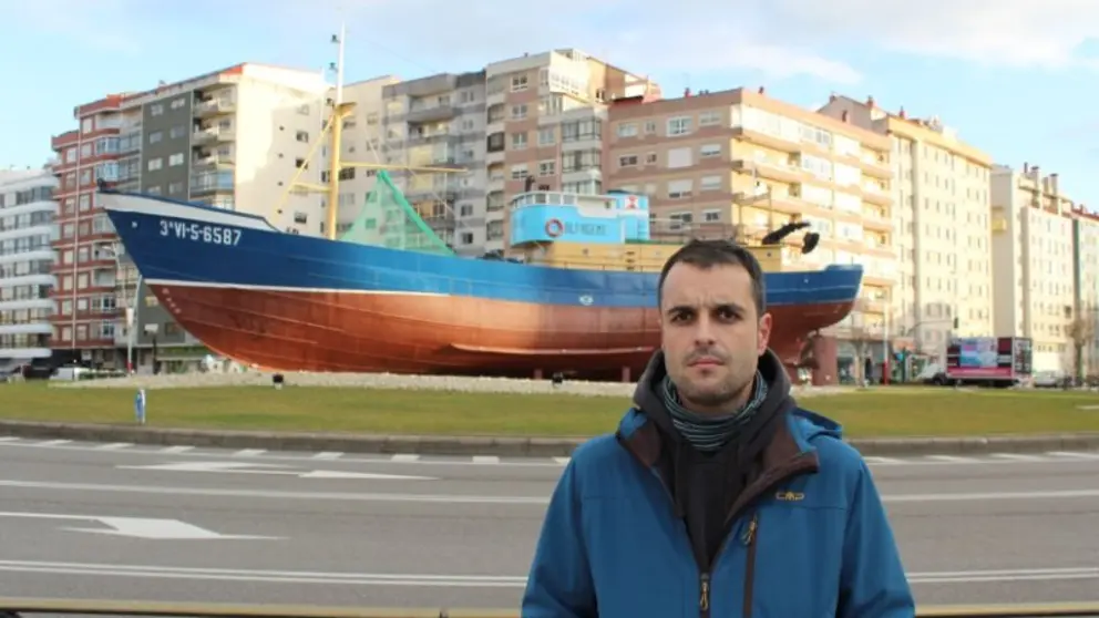Na rotonda, fronte ao barco