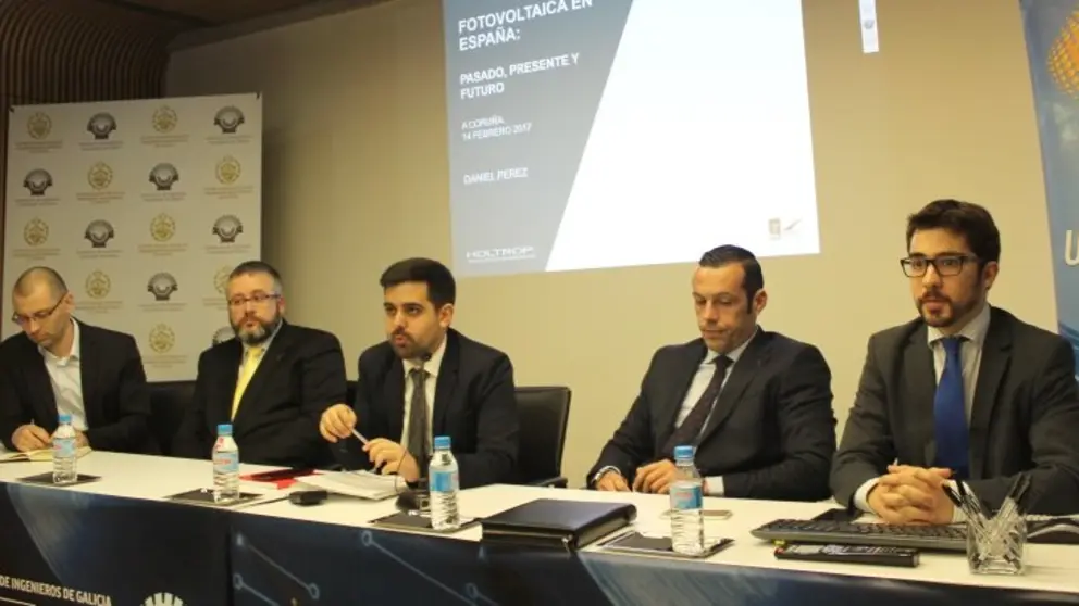 Xornada sobre enerx&iacute;a fotovoltaica na Coru&ntilde;a. A mesa das empresas