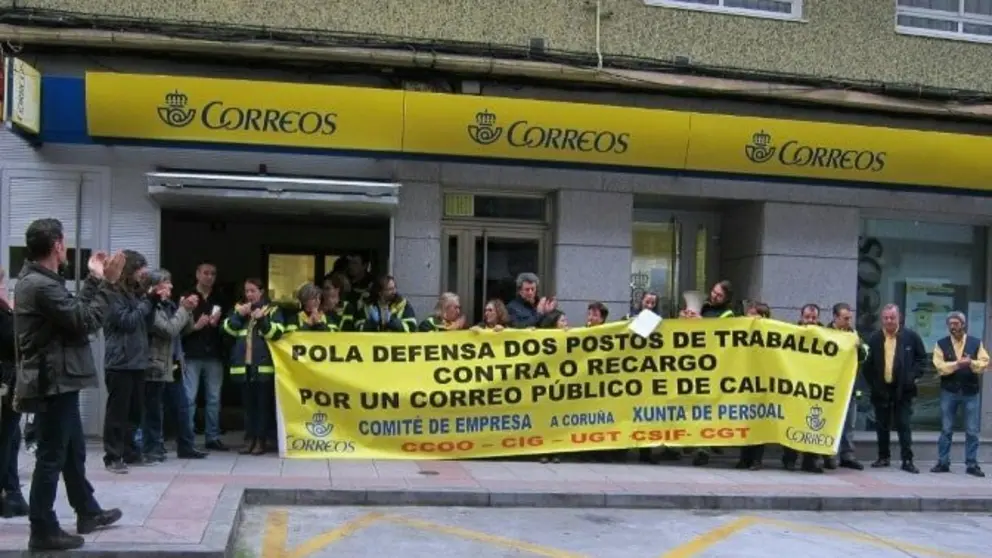 Protesta sindical ante una sede de Correos-min