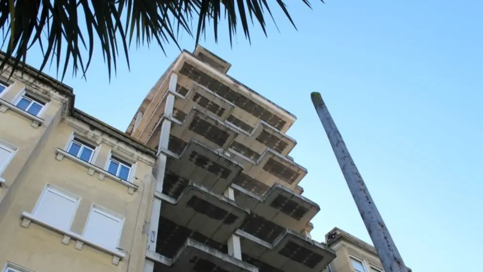 Edificio en Os Mallos. Praza Padre Rubinos