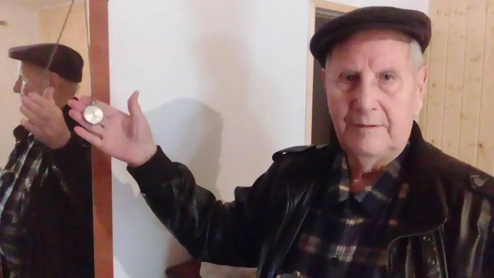 Camilo co reloxo de Saavedra, o compa&ntilde;eiro que caeu con el en Ourense