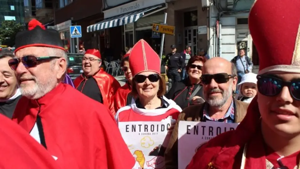 Ciudadanos disfrazados ante los juzgados esta ma&ntilde;ana en apoyo a Sande y al Entroido coru&ntilde;&eacute;s