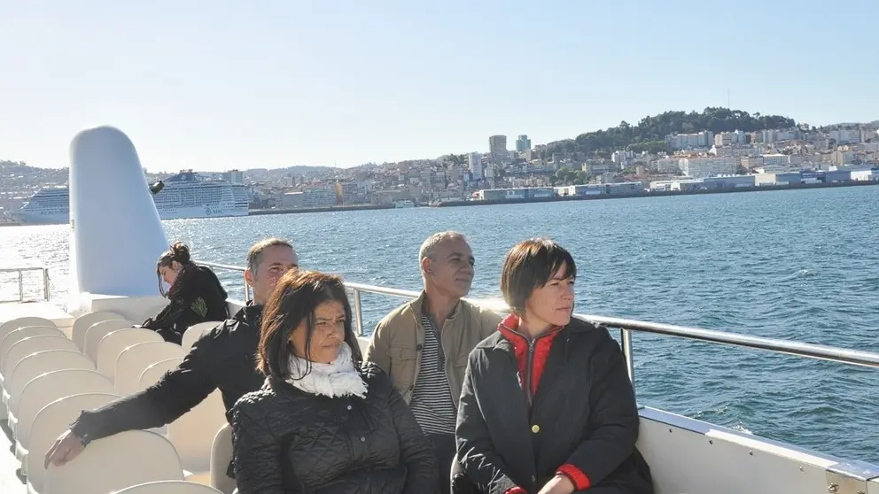 Ana Pont&oacute;n na r&iacute;a de Vigo con desempregados da comarca