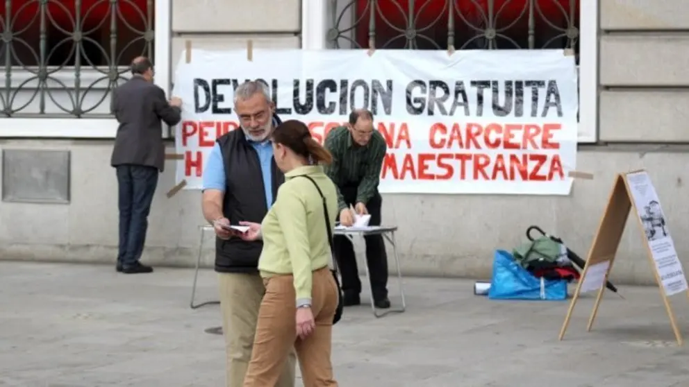 Reparto de folletos e mesa de recollida de sinaturas esta ma&ntilde;&aacute; no Obelisco-min