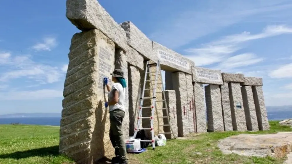 Traballos de restauraci&oacute;n no Memorial no Campo da Rata