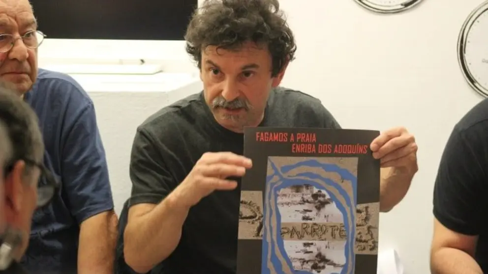 Pepe Gal&aacute;n mostra o cartel coa s&uacute;a proposta-min